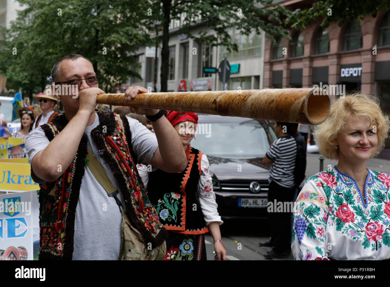 Frankfurt, Germany. 16th June, 2018. A Ukrainian man plays the trembita, an Ukrainian alpine horn. Thousands of people participated and watched the 2018 Parade der Kulturen (Parade of Cultures), organised by the Frankfurter Jugendring (Frankfurt Youth Council). The parade with participants from over 40 different groups of expat and cultural organisations showcased the cultural diversity of Frankfurt. Credit: Michael Debets/Pacific Press/Alamy Live News Stock Photo