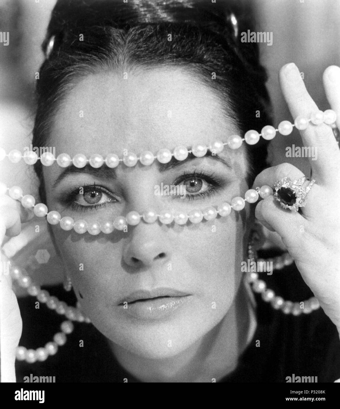 Elizabeth taylor portrait Black and White Stock Photos & Images - Alamy