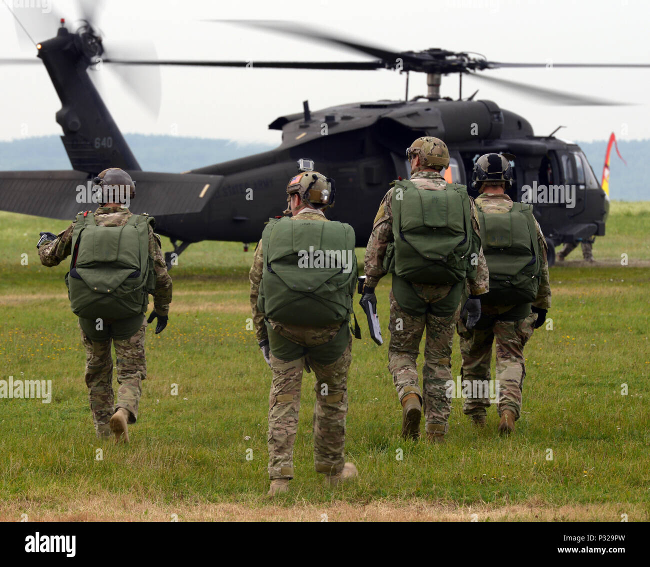U.S. servicemembers assigned to Special Operations Command Europe move ...