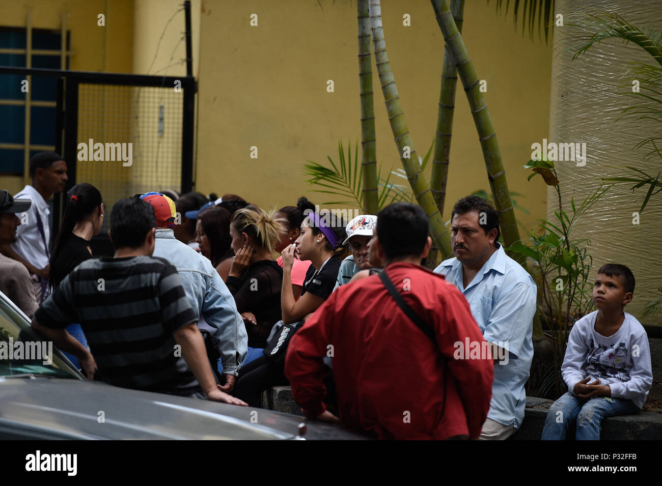 エル Tear gas bomb hi-res stock photography and images - Alamy