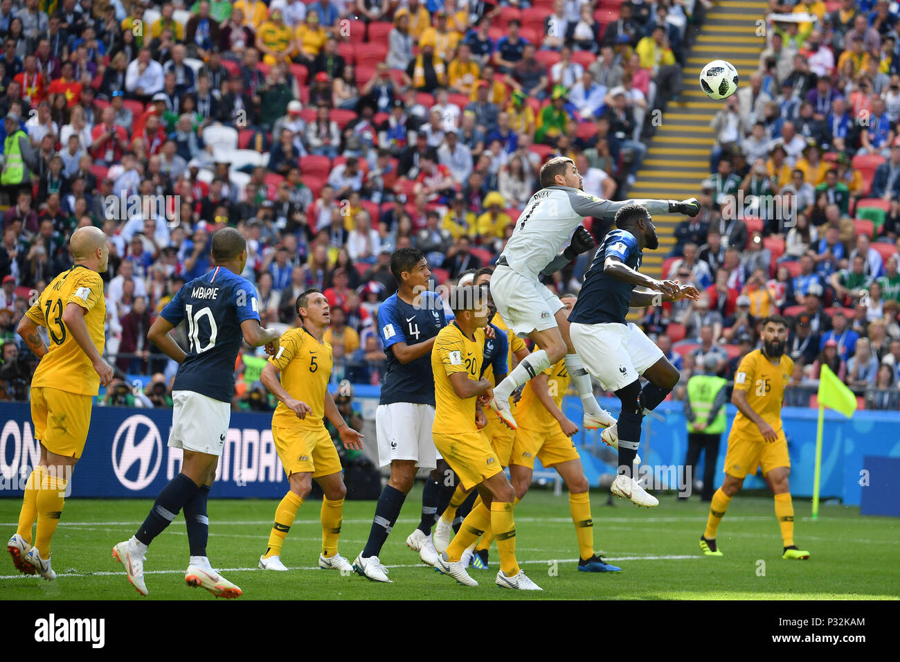 Kazan, Russia. 16th June, 2018. goalie Mathew RYAN (AUS) parries a ball, penalty area scene. France (FRA) -Australia (AUS) 2-1, Preliminary Round, Group C, Game 5, on 16.06.2018 in Kazan, Kazan Arena. Football World Cup 2018 in Russia from 14.06. - 15.07.2018. | usage worldwide Credit: dpa/Alamy Live News Stock Photo