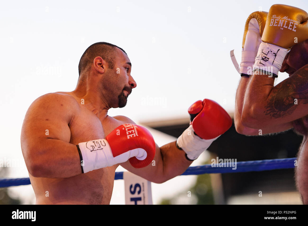 Karlsruhe, Deutschland. 16th June, 2018. Ali Kiydin (red gloves) vs