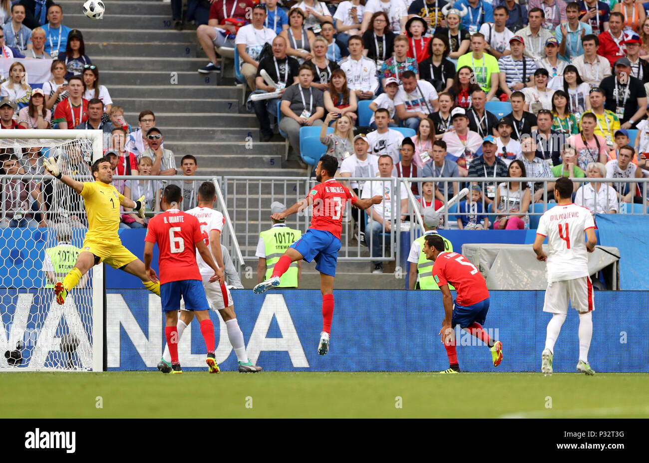 Samara, Russia. 17th June, 2018. Goalkeeper Vladimir Stojkovic (1st L) of Serbia tries to save the ball during a group E match between Costa Rica and Serbia at the 2018 FIFA World Cup in Samara, Russia, June 17, 2018. Credit: Fei Maohua/Xinhua/Alamy Live News Stock Photo