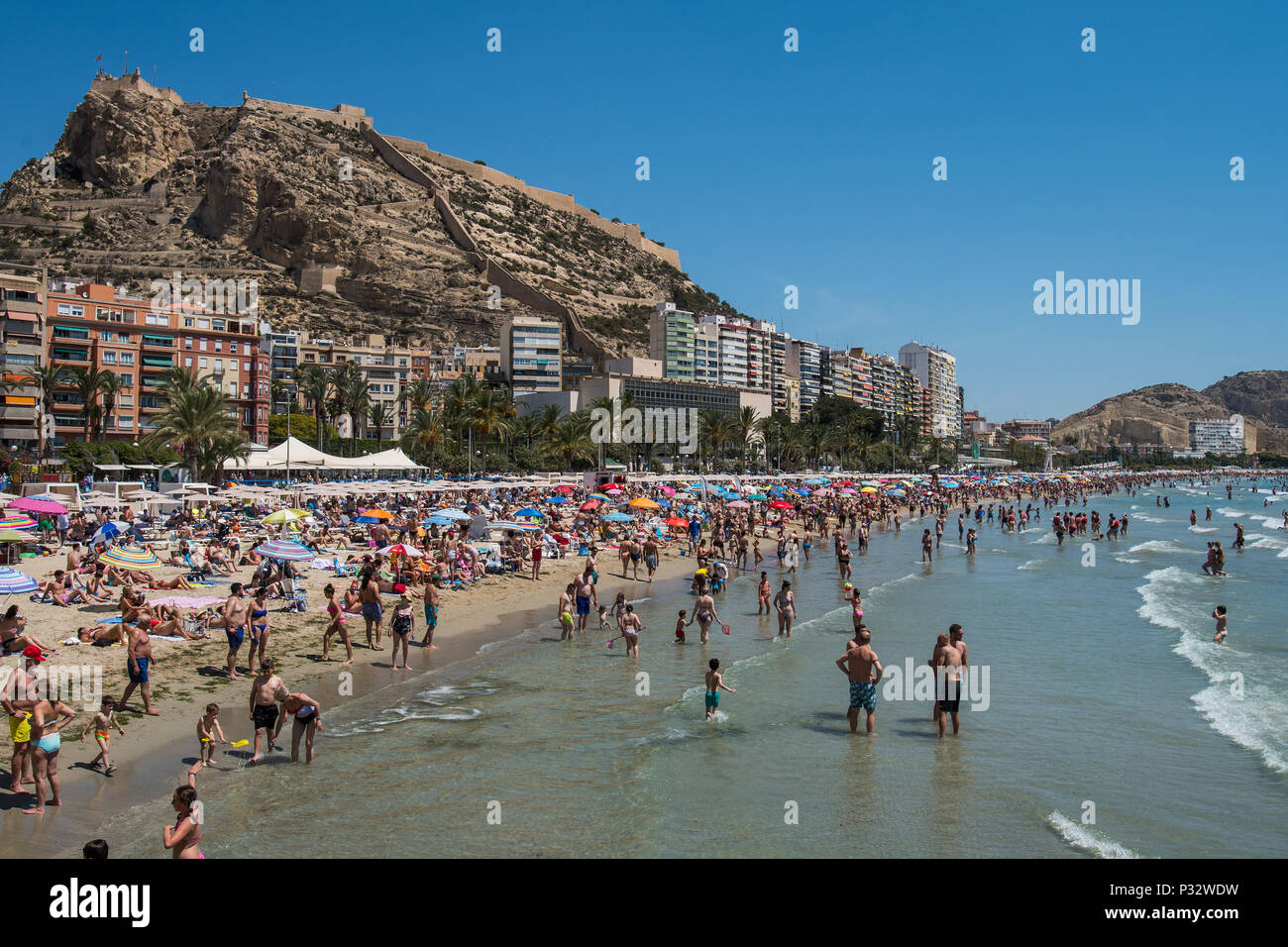Alicante, Spain. 17th June, 2018. El Postiguet city beach crowded during a  sunny day as high