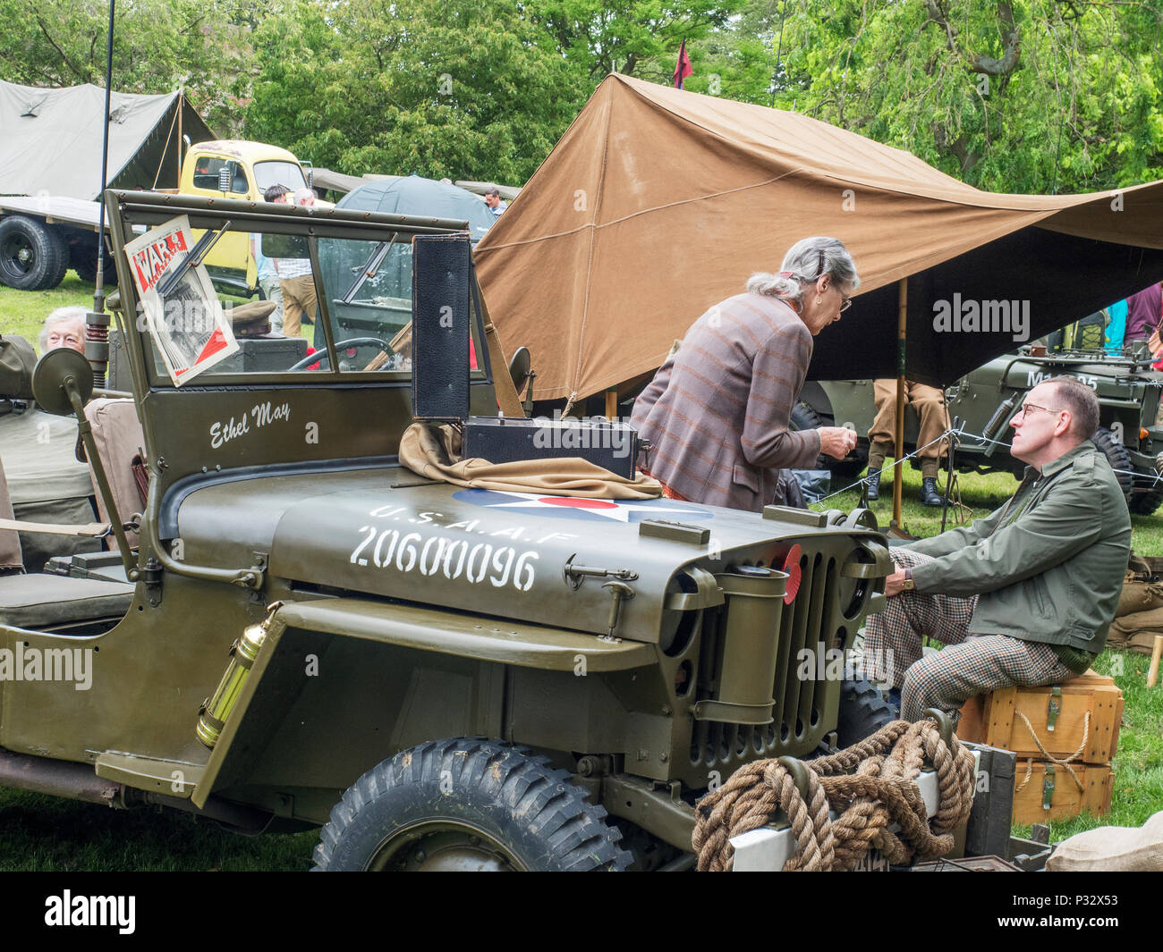 Harrogate, Yorkshire, UK. 17th Jun, 2018. UK Yorkshire Harrogate Valley Gardens USAAF Jeep and people in period dress at the Harrogate 1940s Day 17 June 2018 Credit: Mark Sunderland/Alamy Live News Stock Photo