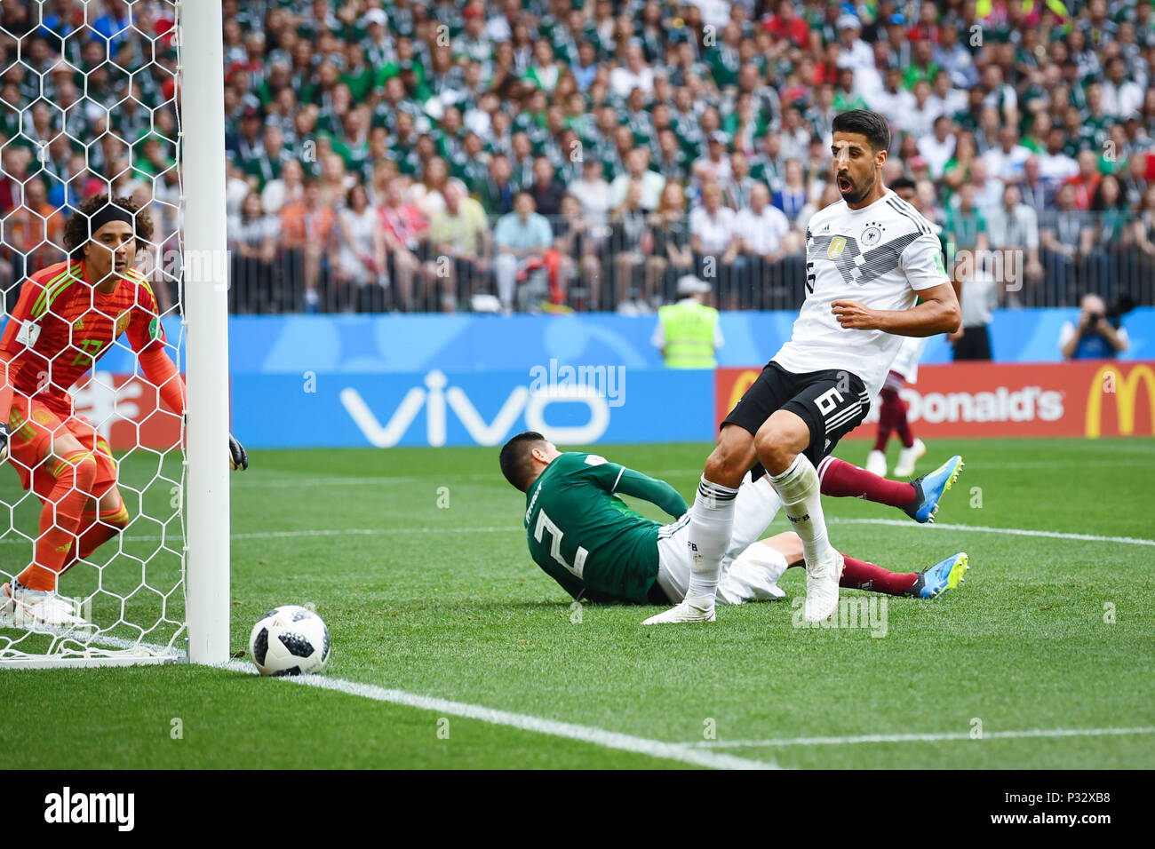 Moscow, Russia. 17th June, 2018. Sami Khedira (Germany) with a great chance versus Guillermo Ochoa (Mexico, l.) And Hugo Ayala (Mexico, r.). GES/Football/World Cup 2018 Russia: Germany - Mexico, 17.06.2018 GES/Soccer/Football/Worldcup 2018 Russia: Germany vs Mexico, Moscow, June 17, 2018 | usage worldwide Credit: dpa/Alamy Live News Stock Photo