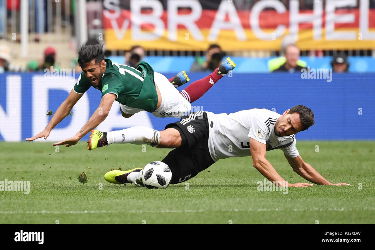 Moscow, Russia. 17th June, 2018. Carlos Vela (Mexico, l.) Versus Mats Hummels (Germany, r.). GES/Football/World Cup 2018 Russia: Germany - Mexico, 17.06.2018 GES/Soccer/Football/Worldcup 2018 Russia: Germany vs Mexico, Moscow, June 17, 2018 | usage worldwide Credit: dpa/Alamy Live News Stock Photo
