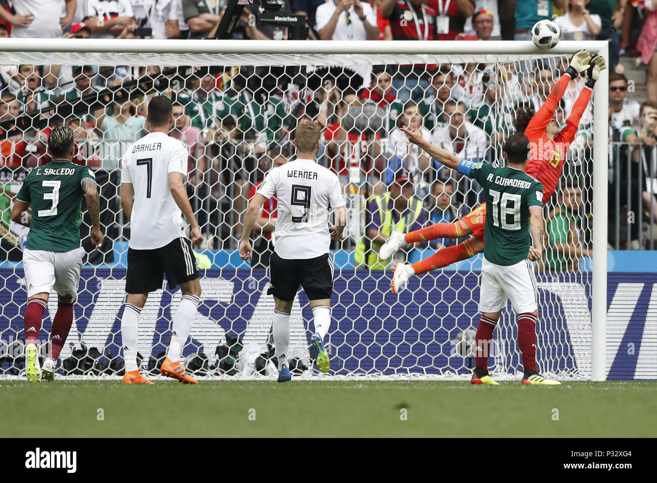 2018 Moscou Rússia Torcedores Alemães Mexicanos Nas Arquibancadas Copa Mundo  — Fotografia de Stock Editorial © m.iacobucci.tiscali.it #200258532