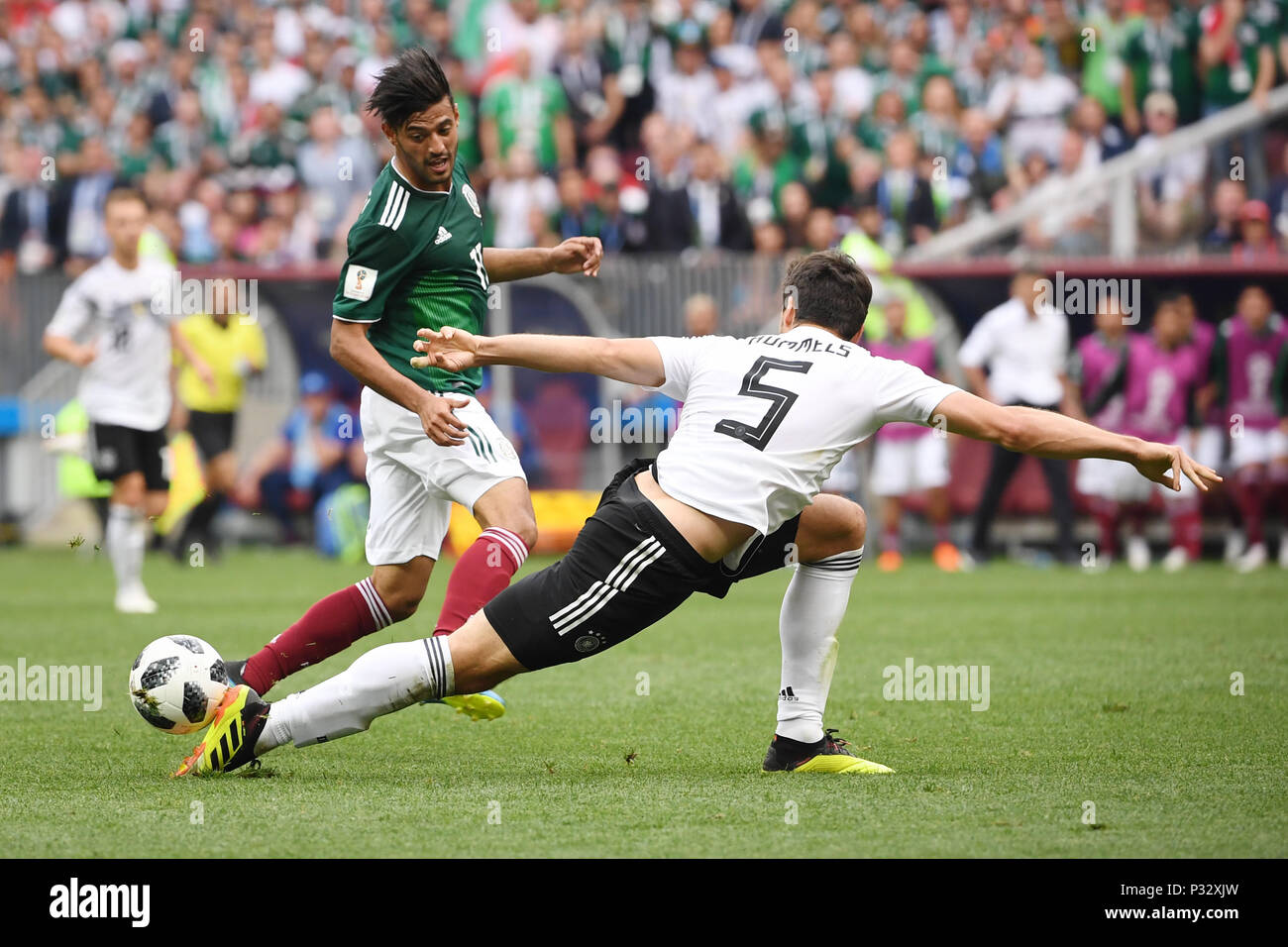 Moscow, Russia. 17th June, 2018. Carlos Vela (Mexico, l.) Versus Mats Hummels (Germany, r.). GES/Football/World Cup 2018 Russia: Germany - Mexico, 17.06.2018 GES/Soccer/Football/Worldcup 2018 Russia: Germany vs Mexico, Moscow, June 17, 2018 | usage worldwide Credit: dpa/Alamy Live News Stock Photo