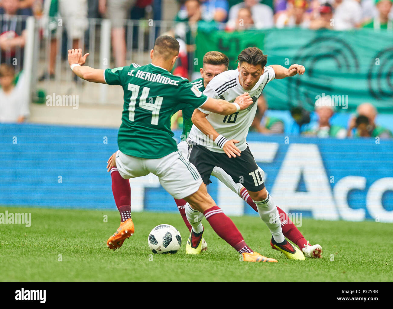 Moscow, Russia, 17 June 2018. Germany - Mexico, Soccer, Moscow, June 17, 2018 Mesut OEZIL, DFB 10  compete for the ball, tackling, duel, header against Javier HERNANDEZ, MEX 14  GERMANY - MEXICO FIFA WORLD CUP 2018 RUSSIA, Group F, Season 2018/2019,  June 17, 2018 L u z h n i k i Stadium in Moscow, Russia.  © Peter Schatz / Alamy Live News Stock Photo