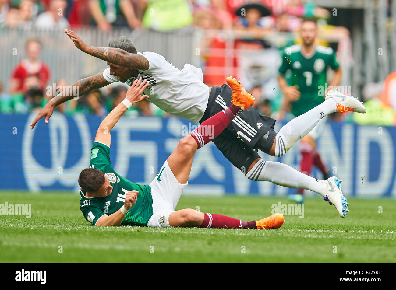 Moscow, Russia, 17 June 2018. Germany - Mexico, Soccer, Moscow, June 17, 2018 Jerome BOATENG, Nr. 17 DFB  compete for the ball, tackling, duel, header against Javier HERNANDEZ, MEX 14  GERMANY - MEXICO FIFA WORLD CUP 2018 RUSSIA, Group F, Season 2018/2019,  June 17, 2018 L u z h n i k i Stadium in Moscow, Russia.  © Peter Schatz / Alamy Live News Stock Photo