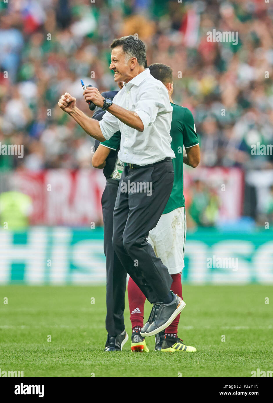 Moscow, Russia, 17 June 2018. Germany - Mexico, Soccer, Moscow, June 17, 2018 Juan Carlos OSORIO, MEX coach,  Cheering, joy, emotions, celebrating, laughing, cheering, rejoice, tearing up the arms, clenching the fist,  GERMANY - MEXICO FIFA WORLD CUP 2018 RUSSIA, Group F, Season 2018/2019,  June 17, 2018 L u z h n i k i Stadium in Moscow, Russia.  © Peter Schatz / Alamy Live News Stock Photo