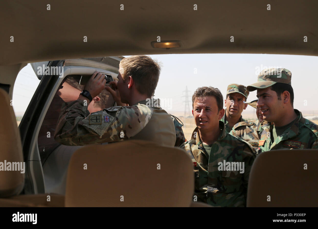 Peshmerga soldiers, with Support Force Command 1, observe British ...