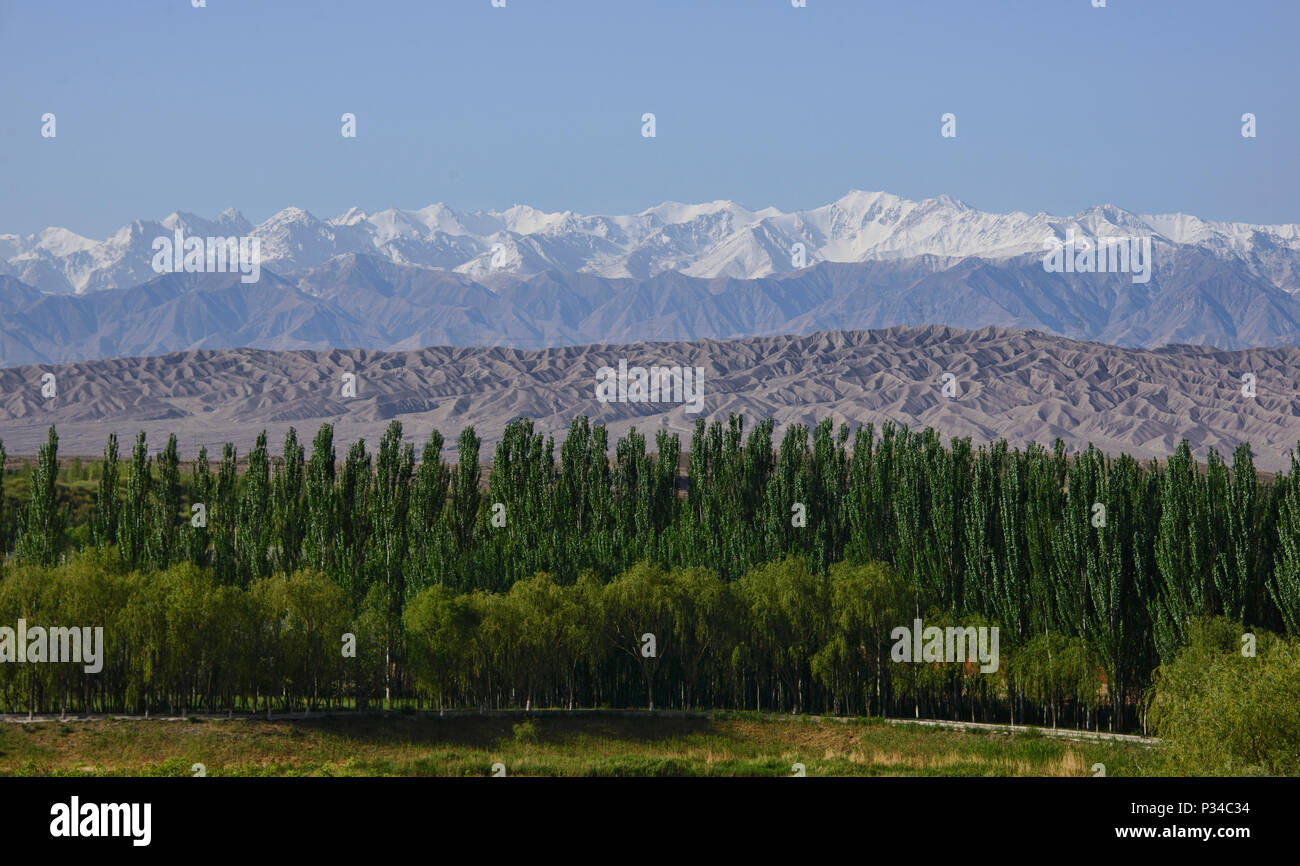Silk Route scenery: Qilian Mountains and desertscape, Jiayuguan, Gansu, China Stock Photo
