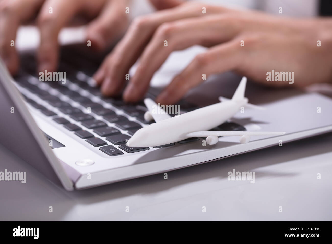 Flight search laptop hires stock photography and images Alamy