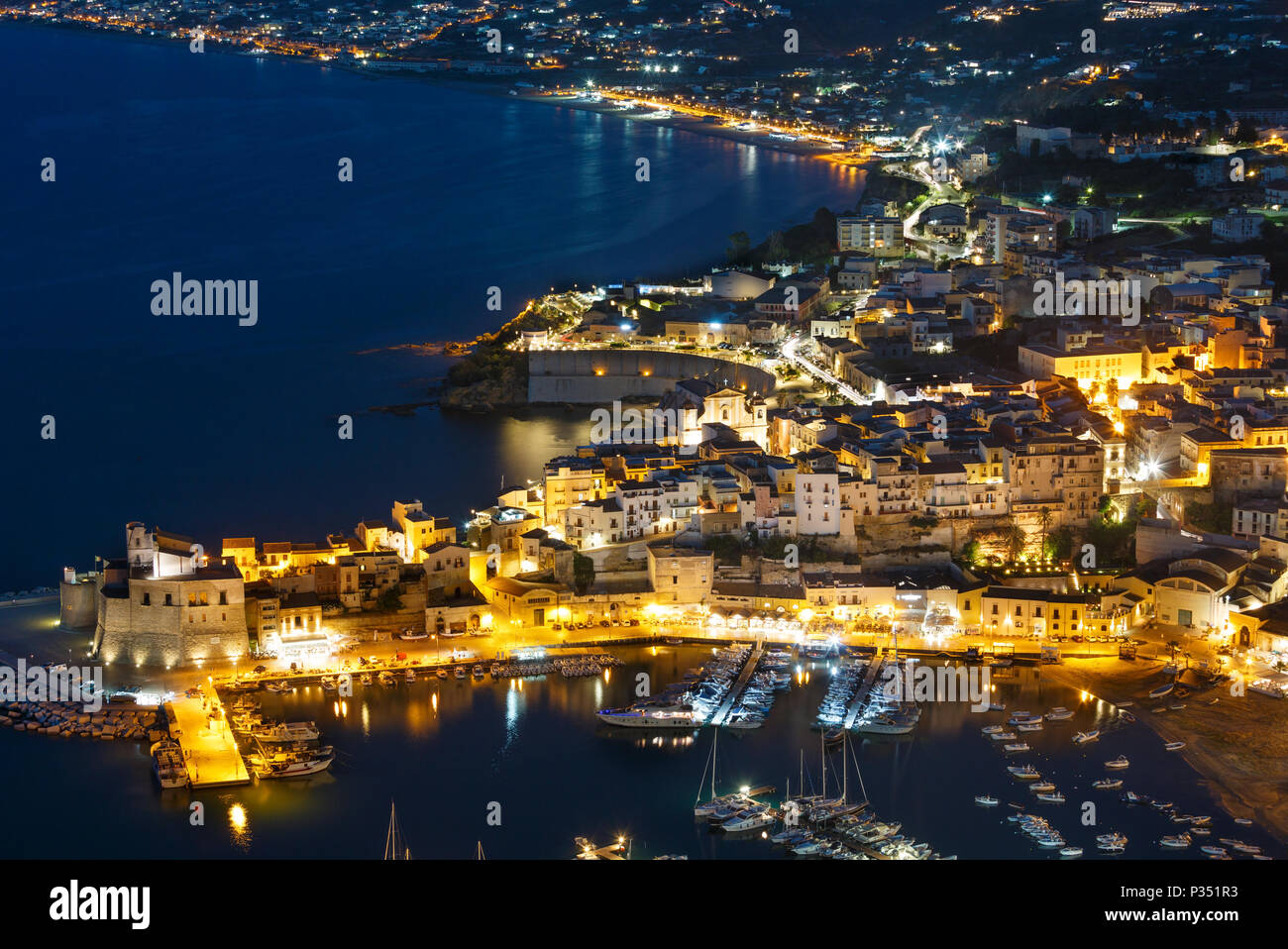 Night view to Tyrrenian sea bay, Castellammare del Golfo town and pier from  parking and resting place Localita Belvedere Castellammare del Golfo (Trap  Stock Photo - Alamy