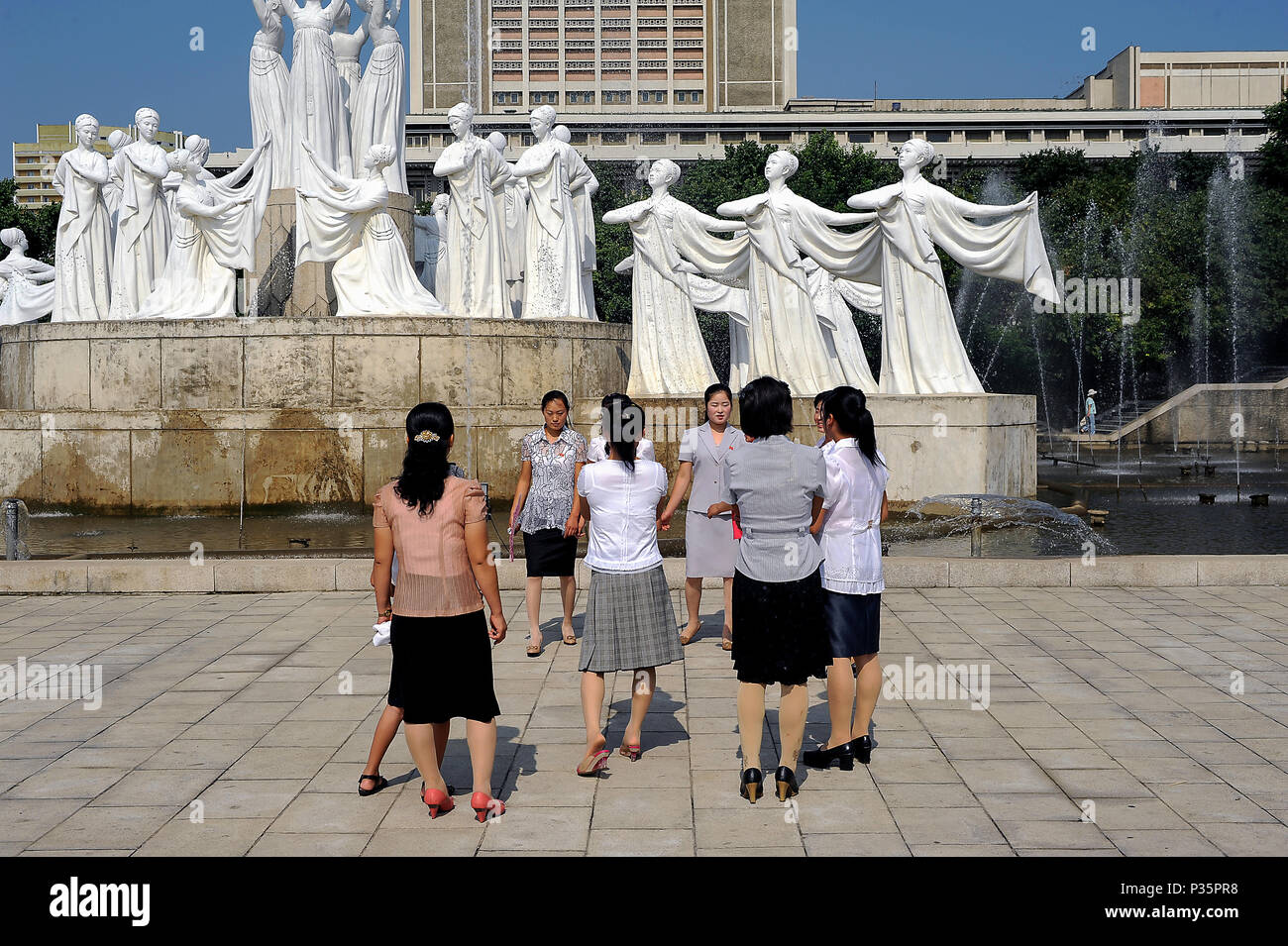 Pjoengjang, North Korea, women in the Mansudae fountain park Stock Photo