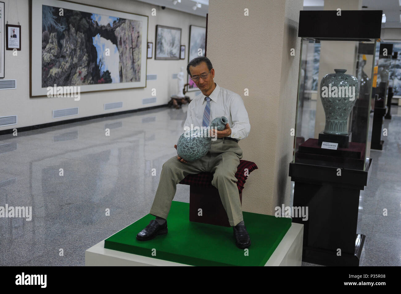 Mansudae art hi-res stock photography and images - Alamy