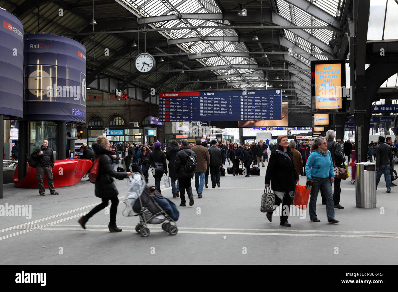 Zurich, Switzerland, travelers in the entrance hall of the main station Stock Photo