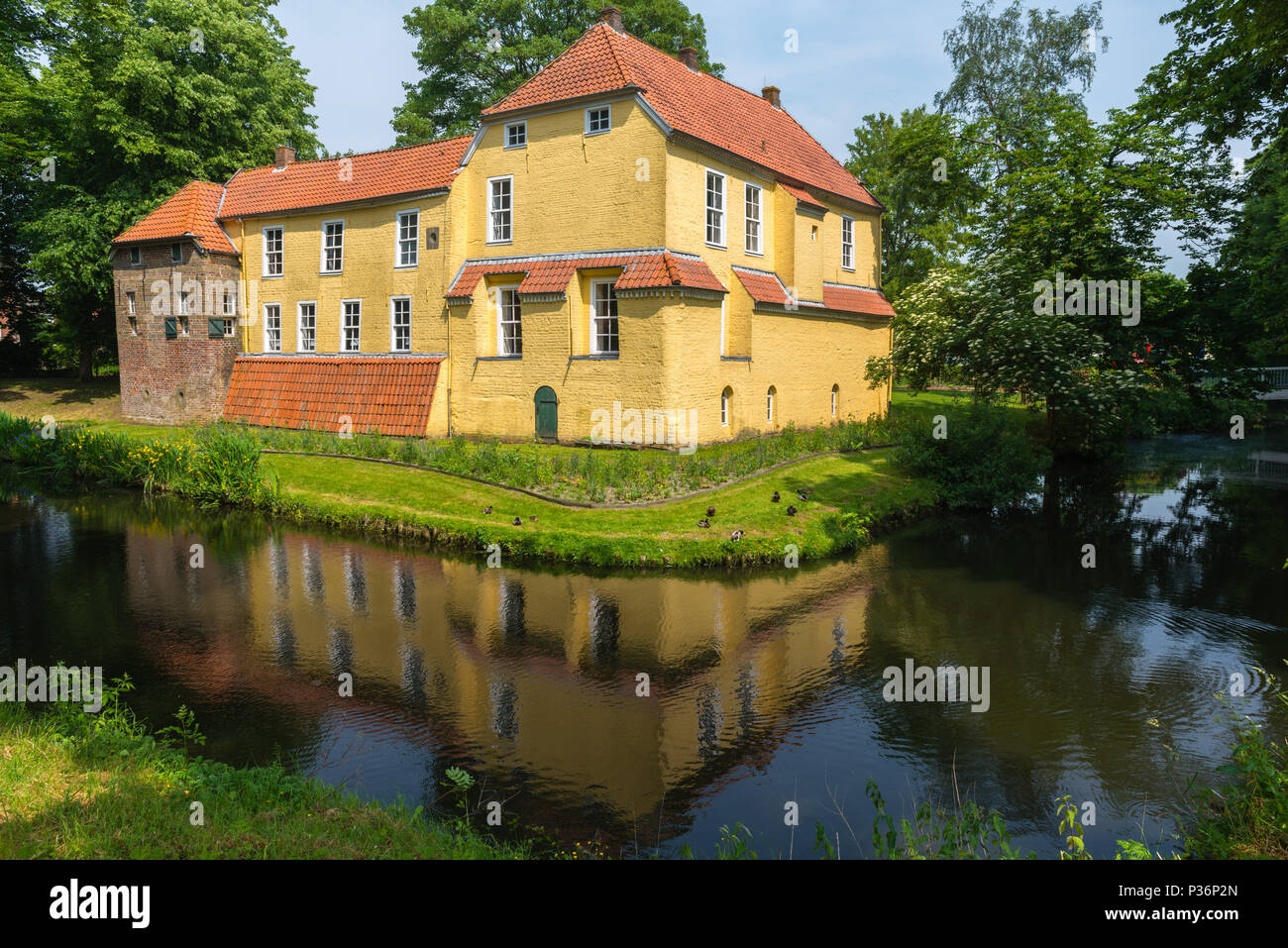 Castle Manninga, former seat of a chieftain, moated castle, 15th -16th century,  Pewsum, Krummhörn, East Frisia, Lower Saxony, Germany Stock Photo