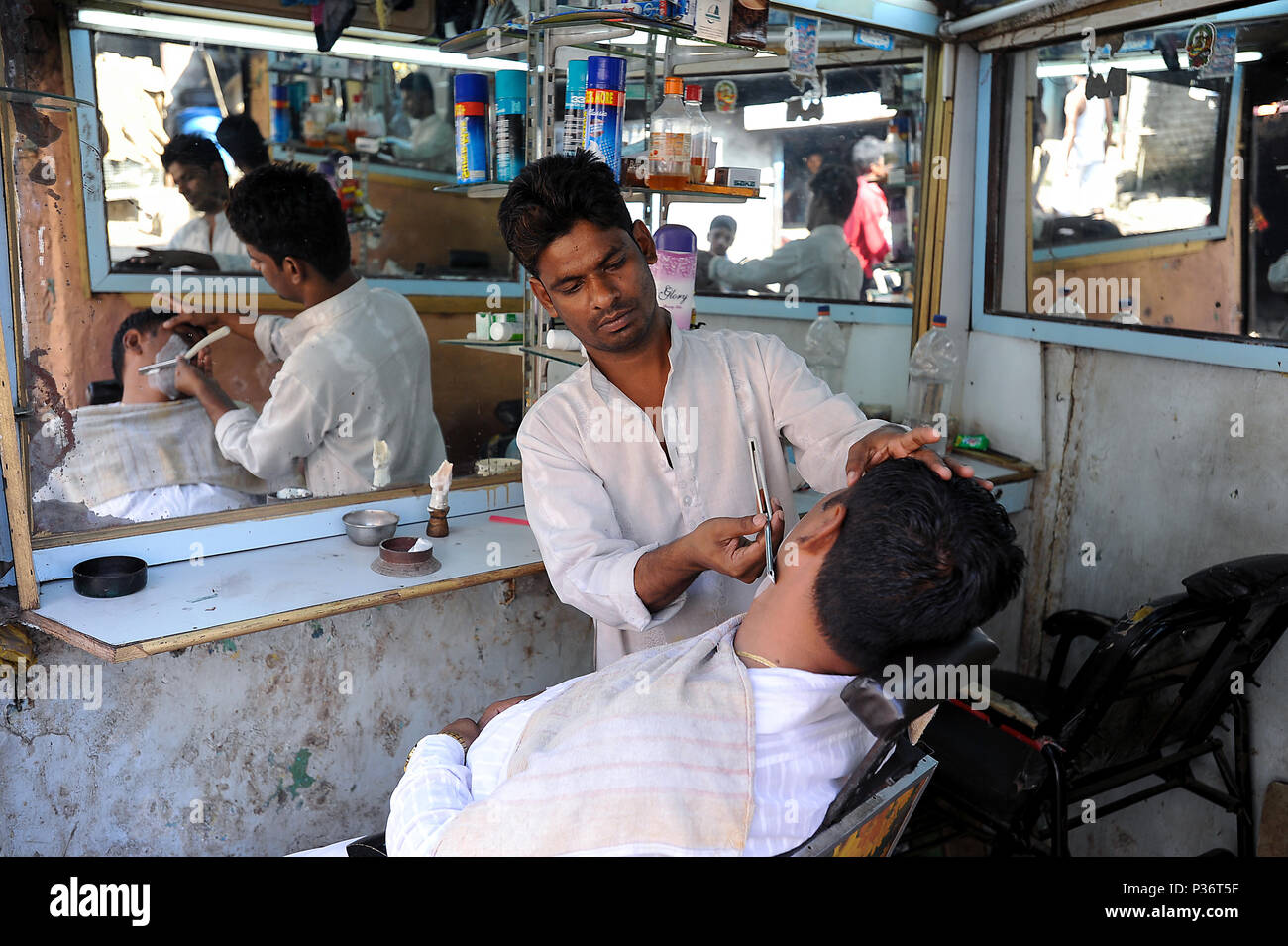 Mumbai, India, a men's salon in the Dharavi slum Stock Photo