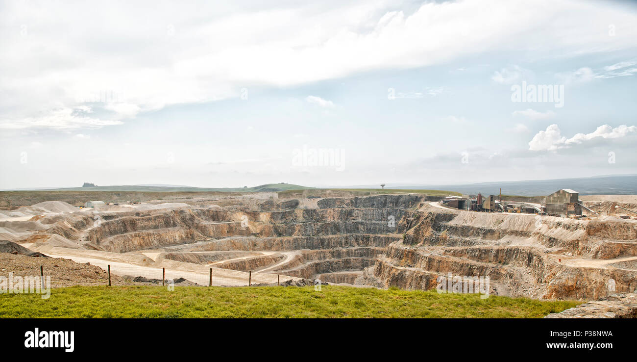 Coldstones Cut Quarry Greenhow Hill Nidderdale North Yorkshire owned by the Hanson group of companies Stock Photo