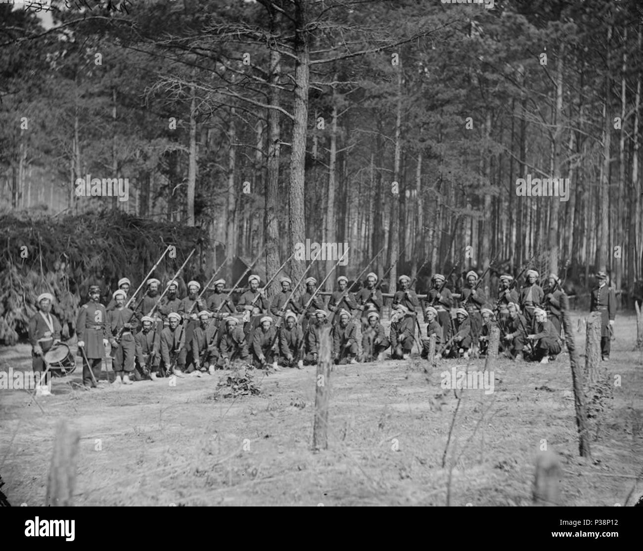 . [Petersburg, Va. Company F, 114th Pennsylvania Infantry (Zouaves) with fixed bayonets]. Photograph of the main eastern theater of war, the siege of Petersburg, June 1864-April 1865.. April 1864 2 Company F, 114th Pennsylvania Infantry Stock Photo