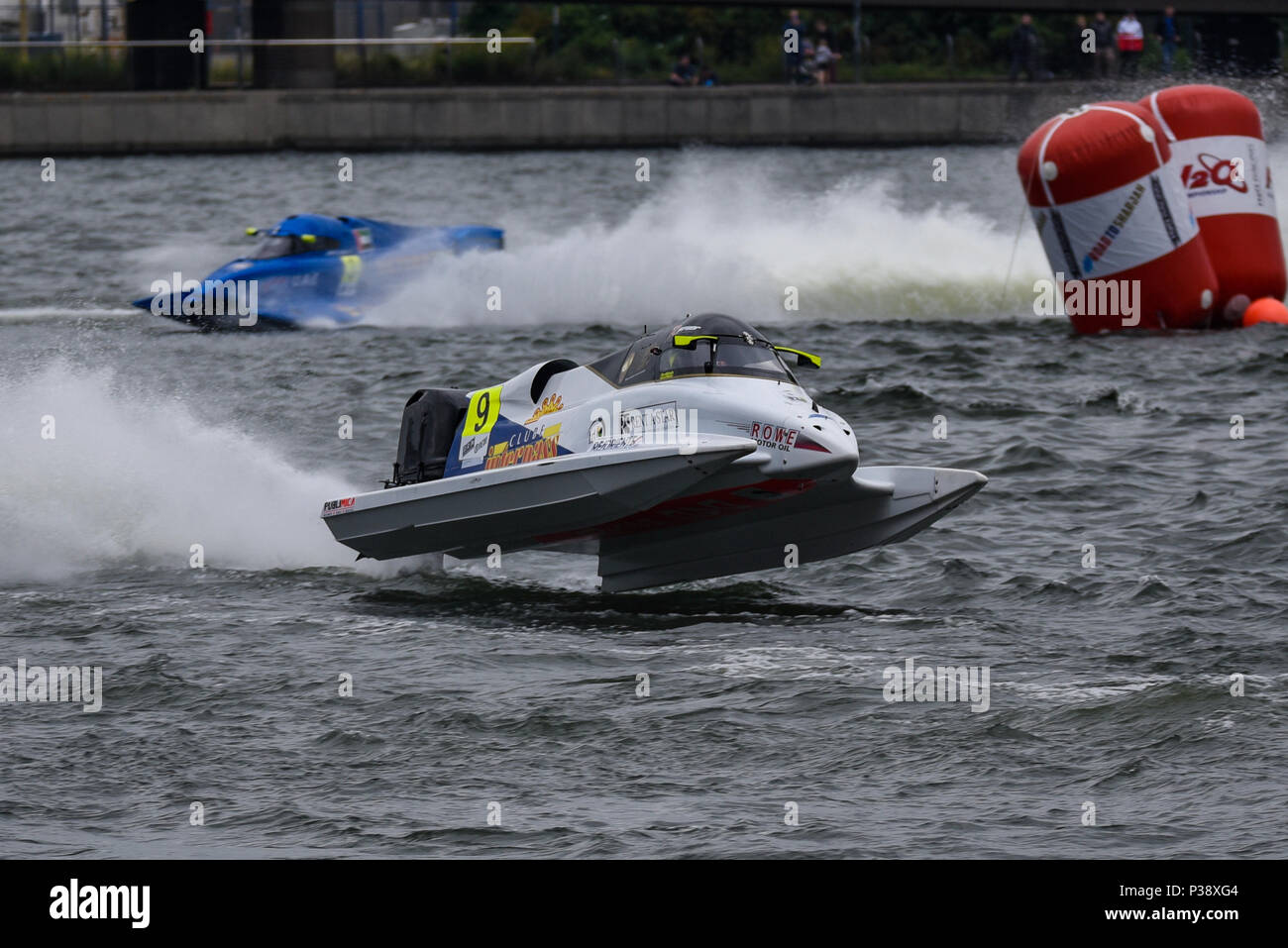 Grant Trask driving for F1 Atlantic Team racing in the F1H2O