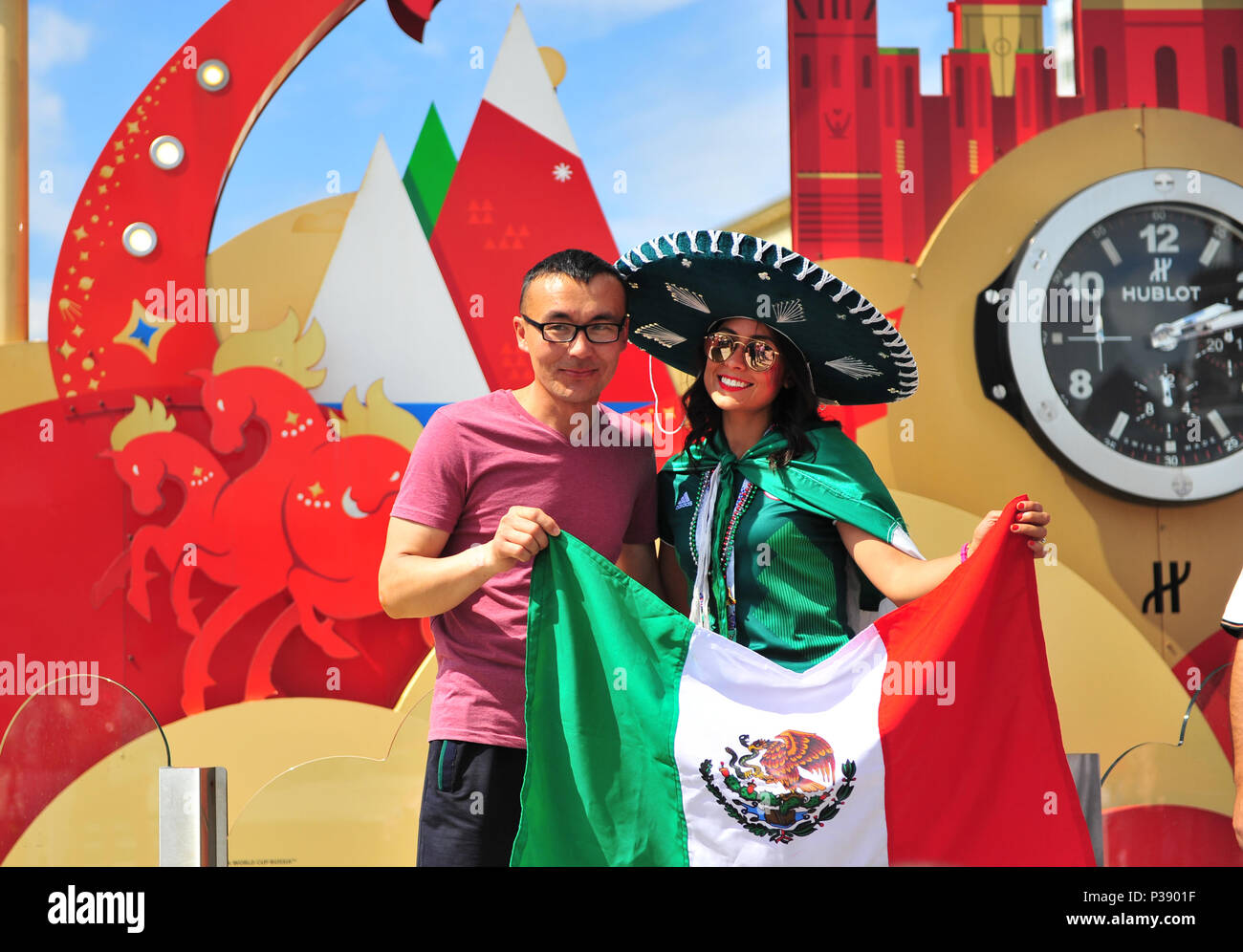 Moscow, Russia. 17th June, 2018. Fans of Mexico national football team in the street of Moscow, Russia on June 17, 2018. Credit: Krasnevsky/Alamy Live News Stock Photo