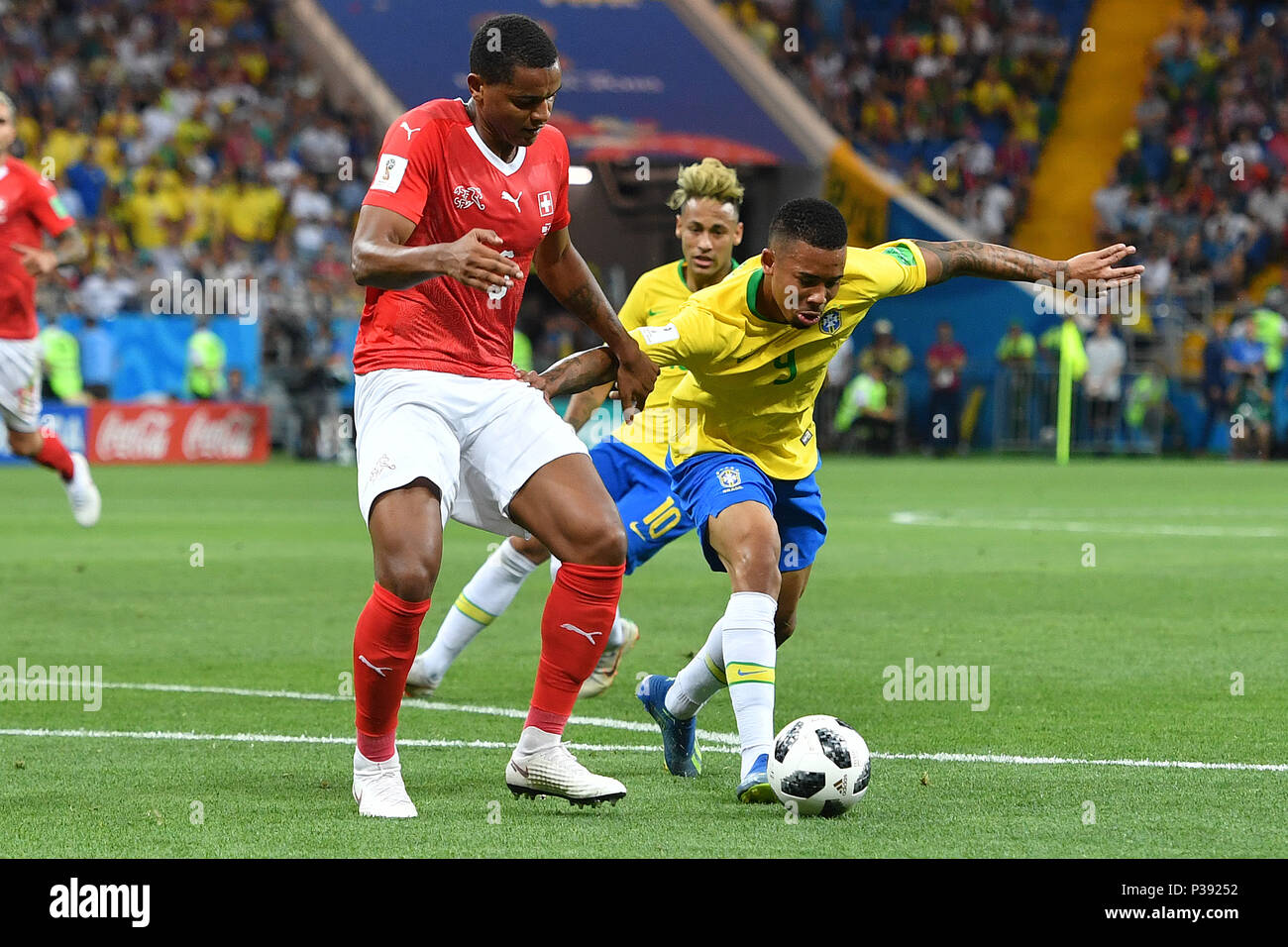 Rostov On Don, Russland. 17th June, 2018. GABRIEL JESUS (BRA), action, duels versus Manuel AKANJI (SUI). Brazil (BRA) -Switzerland (SUI) 1-1, Preliminary Round, Group E, match 09, on 17.06.2018 in Rostov-on-Don, Rostov Arena. Football World Cup 2018 in Russia from 14.06. - 15.07.2018. | usage worldwide Credit: dpa/Alamy Live News Stock Photo
