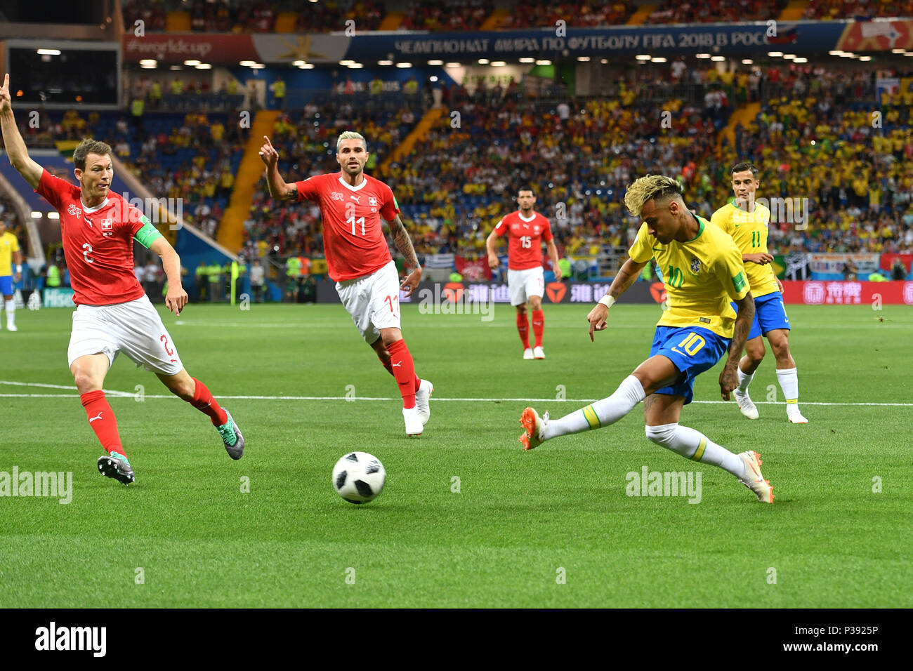 NEYMAR (BRA), action, duels versus Stephan LICHTSTEINER (SUI) and Valon BEHRAMI (SUI), area scene. Brazil (BRA) -Switzerland (SUI) 1-1, Preliminary Round, Group E, match 09, on 17.06.2018 in Rostov-on-Don, Rostov Arena. Football World Cup 2018 in Russia from 14.06. - 15.07.2018. | usage worldwide Stock Photo