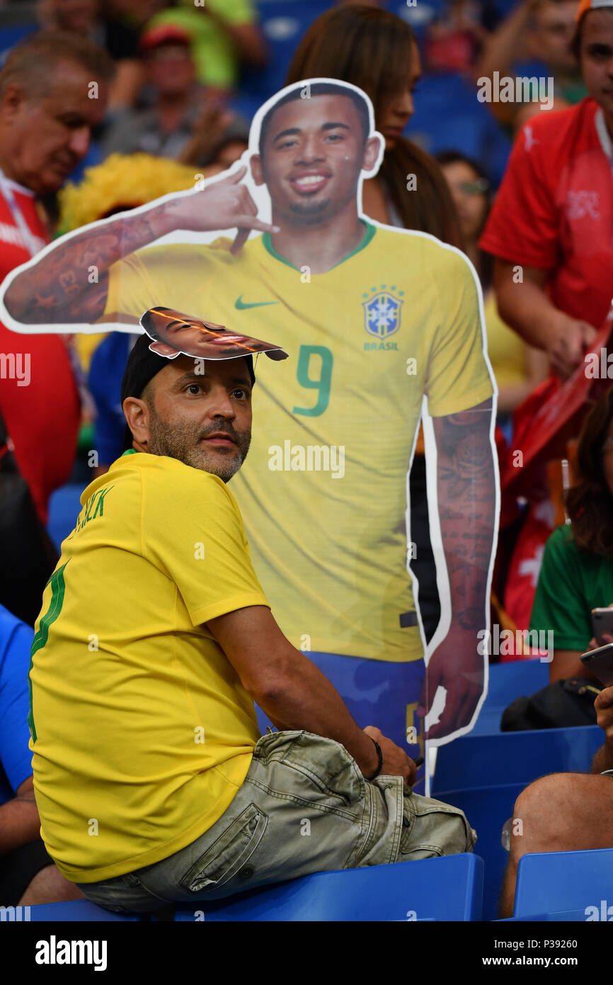 Rostov On Don, Russland. 17th June, 2018. Brazilian fan, football fan, with cardboard display by GABRIEL JESUS (BRA) Man, male. Brazil (BRA) -Switzerland (SUI) 1-1, Preliminary Round, Group E, match 09, on 17.06.2018 in Rostov-on-Don, Rostov Arena. Football World Cup 2018 in Russia from 14.06. - 15.07.2018. | usage worldwide Credit: dpa/Alamy Live News Stock Photo