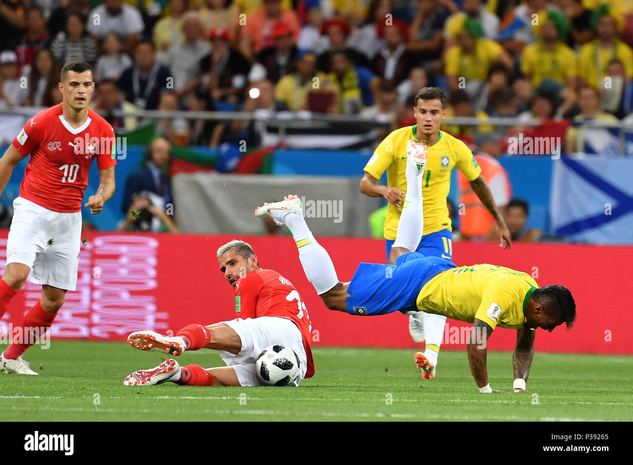 Rostov On Don, Russland. 17th June, 2018. Valon BEHRAMI (SUI), action, duels, foul on PAULINHO (BRA). Brazil (BRA) -Switzerland (SUI) 1-1, Preliminary Round, Group E, match 09, on 17.06.2018 in Rostov-on-Don, Rostov Arena. Football World Cup 2018 in Russia from 14.06. - 15.07.2018. | usage worldwide Credit: dpa/Alamy Live News Stock Photo