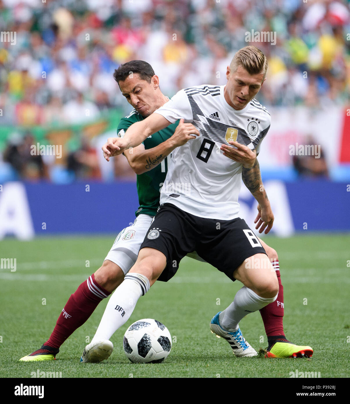 Moscow, Russland. 17th June, 2018. duels, duel Toni Kroos (Germany) versus Andres Guardado (Mexico). GES/Football/World Cup 2018 Russia: Germany - Mexico, 17.06.2018 GES/Soccer/Football/Worldcup 2018 Russia: Gemany vs Mexico, Moscow, June 17, 2018 | usage worldwide Credit: dpa/Alamy Live News Stock Photo