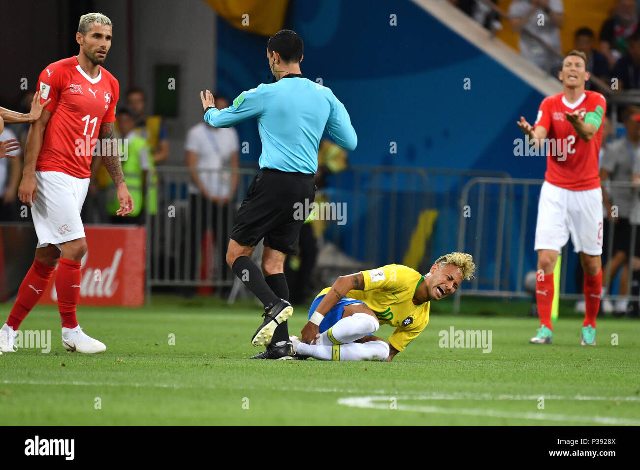 NEYMAR (BRA) comes down with pain, action, foul, left: Valon BEHRAMI (SUI). Brazil (BRA) -Switzerland (SUI) 1-1, Preliminary Round, Group E, match 09, on 17.06.2018 in Rostov-on-Don, Rostov Arena. Football World Cup 2018 in Russia from 14.06. - 15.07.2018. | usage worldwide Stock Photo