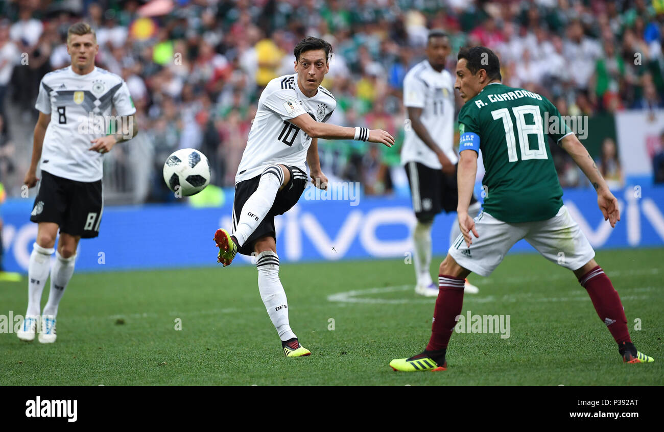 Moscow, Russland. 17th June, 2018. duels, duel Mesut Oezil (Germany) versus Andres Guardado (Mexico)/r. GES/Football/World Cup 2018 Russia: Germany - Mexico, 17.06.2018 GES/Soccer/Football/Worldcup 2018 Russia: Gemany vs Mexico, Moscow, June 17, 2018 | usage worldwide Credit: dpa/Alamy Live News Stock Photo