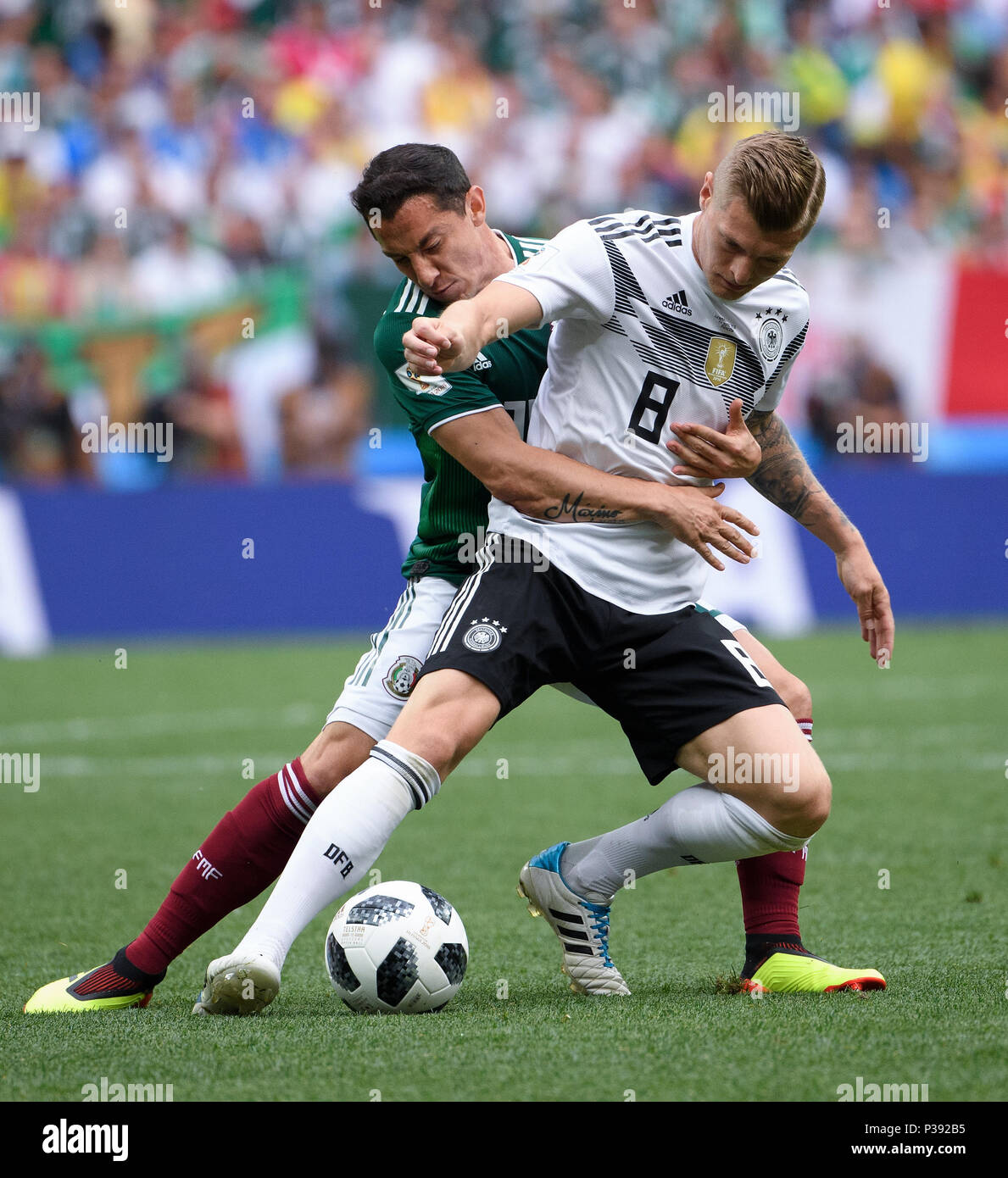 Moscow, Russland. 17th June, 2018. duels, duel Toni Kroos (Germany) versus Andres Guardado (Mexico). GES/Football/World Cup 2018 Russia: Germany - Mexico, 17.06.2018 GES/Soccer/Football/Worldcup 2018 Russia: Gemany vs Mexico, Moscow, June 17, 2018 | usage worldwide Credit: dpa/Alamy Live News Stock Photo