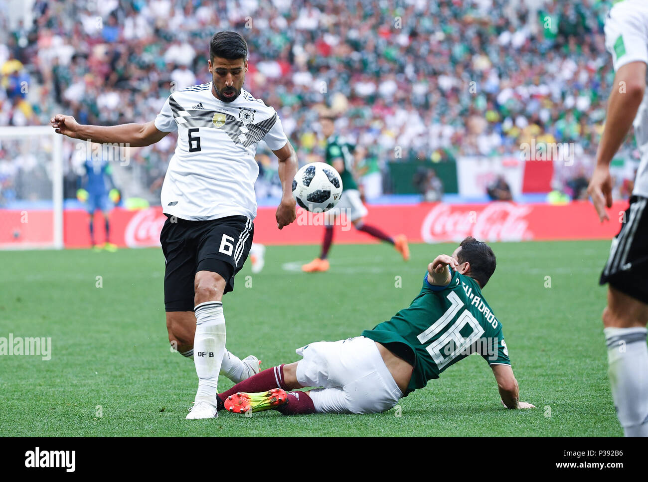 Moscow, Russland. 17th June, 2018. duels, duel Sami Khedira (Germany) versus Andres Guardado (Mexico). GES/Football/World Cup 2018 Russia: Germany - Mexico, 17.06.2018 GES/Soccer/Football/Worldcup 2018 Russia: Gemany vs Mexico, Moscow, June 17, 2018 | usage worldwide Credit: dpa/Alamy Live News Stock Photo