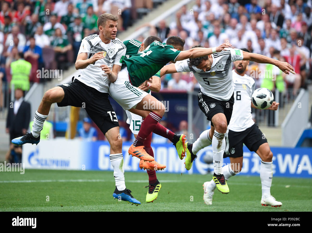 Moscow, Russland. 17th June, 2018. duels in the penalty area, duel Thomas Mueller (Germany), Javier Hernandez (Mexico), Mats Hummels (Germany). GES/Football/World Cup 2018 Russia: Germany - Mexico, 17.06.2018 GES/Soccer/Football/Worldcup 2018 Russia: Gemany vs Mexico, Moscow, June 17, 2018 | usage worldwide Credit: dpa/Alamy Live News Stock Photo