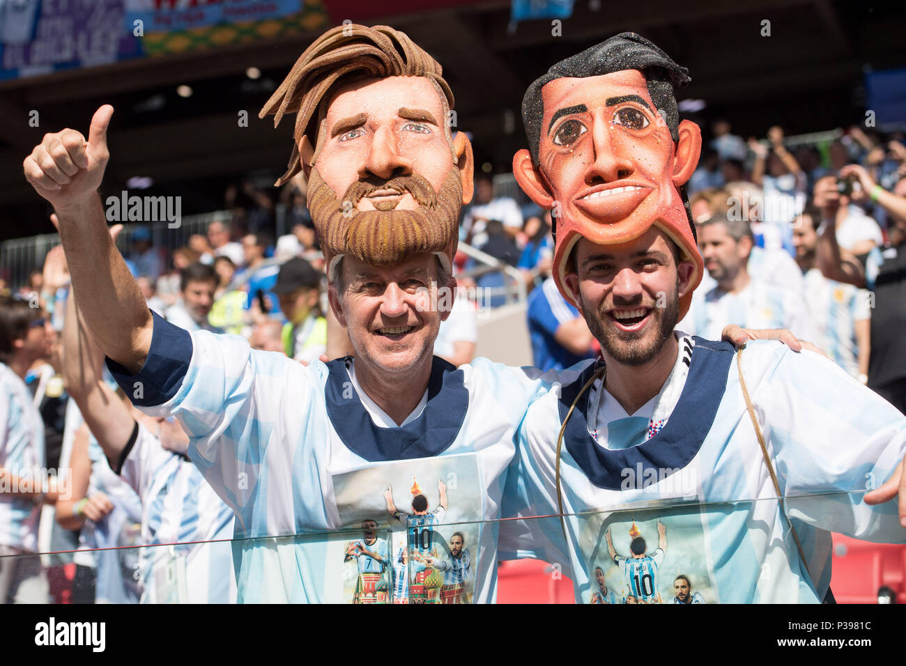 Moscow, Russland. 16th June, 2018. Argentine fans with funny disguise, fan, fans, spectators, supporters, supporters, half figure, half figure, Argentina (ARG) - Iceland (ISL) 1: 1, preliminary round, group D, game 7, Moscow, Russland. 16th June, 2018. Argentine fans with funny disguise, fan, fans, spectators, supporters, supporters, half figure, half figure, Argentina (ARG) - Iceland (ISL) 1: 1, preliminary round, group D, game 7,