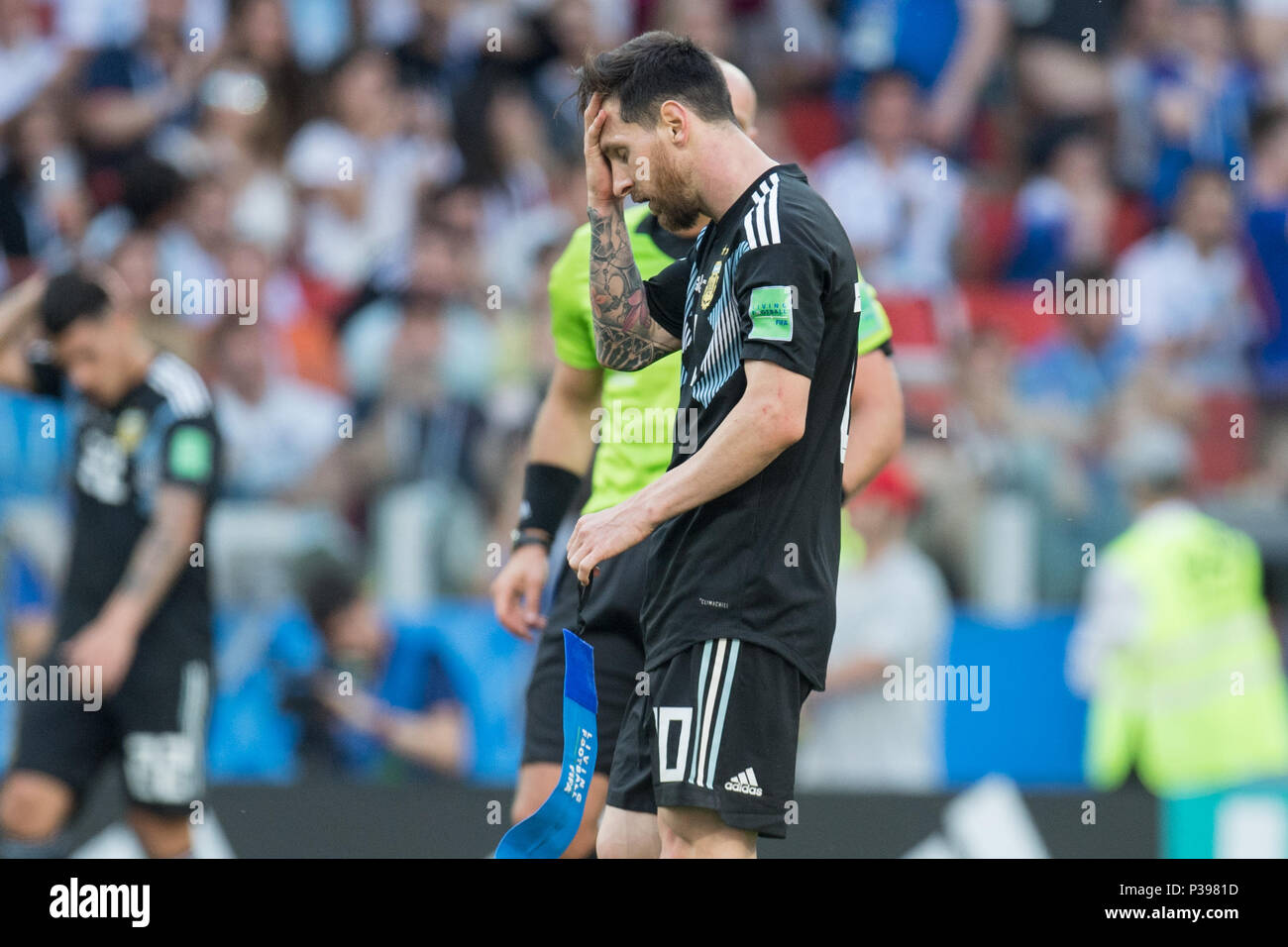 Moscow, Russland. 16th June, 2018. Lionel MESSI (ARG) touches his head after the final whistle, disappointed, showered, decapitation, disappointment, sad, frustrated, frustrated, frustratedet, gesture, gesture, half figure, half figure, Argentina (ARG) - Iceland (ISL) 1: 1, preliminary round, Group D, Game 7, on 16.06.2018 in Moscow; Football World Cup 2018 in Russia from 14.06. - 15.07.2018. | usage worldwide Credit: dpa/Alamy Live News Stock Photo