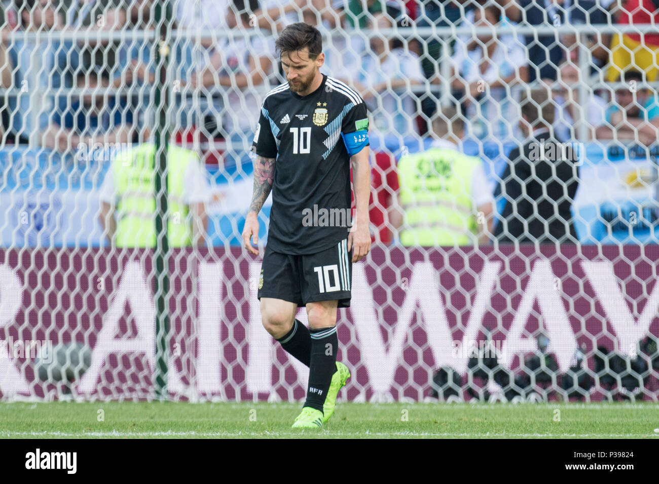 Moscow, Russland. 16th June, 2018. Lionel MESSI (ARG) looks to ground, looks down below, disappointed, showered, decapitation, disappointment, sad, frustrated, frustrated, late, whole figure, Argentina (ARG) - Iceland (ISL) 1: 1, preliminary round, group D, Game 7, on 16.06.2018 in Moscow; Football World Cup 2018 in Russia from 14.06. - 15.07.2018. | usage worldwide Credit: dpa/Alamy Live News Stock Photo