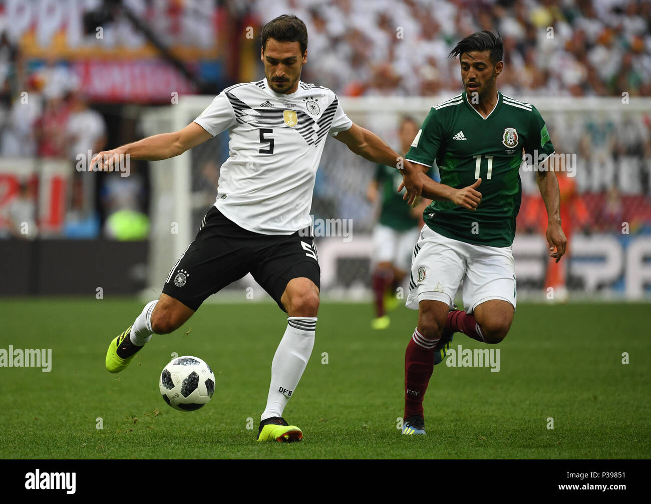 17 June 2018, Russia, Moscow, Soccer, FIFA World Cup, Group F, Matchday 1 of 3, Germany vs Mexico at the Luzhniki Stadium Mexicos Carlos Vela and Germanys Mats Hummels (L) vie for