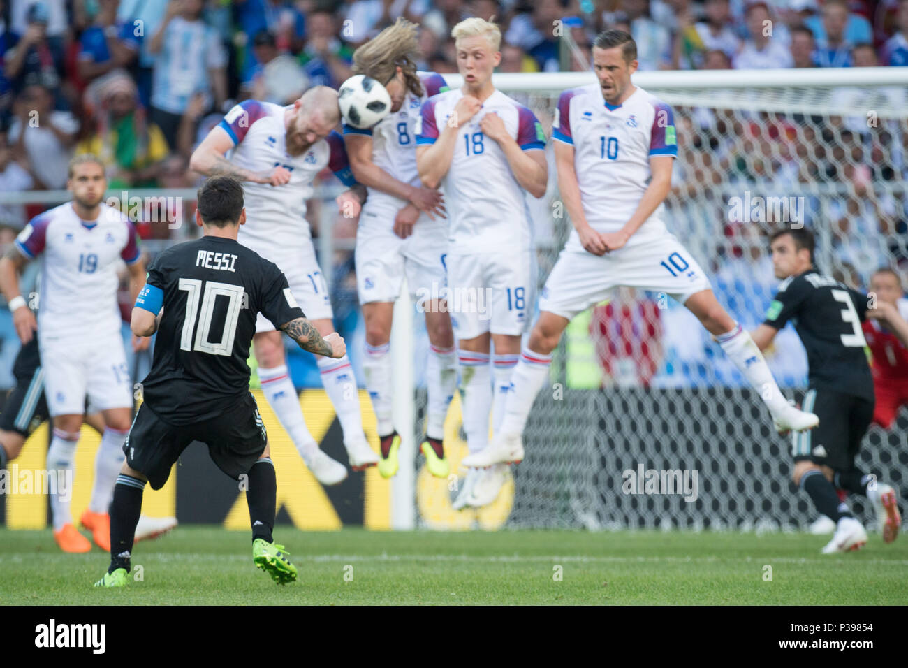 Moscow, Russland. 16th June, 2018. Lionel MESSI (left, ARG) shoots the free kick into the wall, left to rightn.r. Aron GUNNARSSON (ISL), Birkir BJARNASON (ISL), Hordur MAGNUSSON (ISL), Gylfi SIGURDSSON (ISL), Full Character, Action, Argentina (ARG) - Iceland (ISL) 1: 1, Preliminary Round, Group D, Game 7, on 16.06.2018 in Moscow; Football World Cup 2018 in Russia from 14.06. - 15.07.2018. | usage worldwide Credit: dpa/Alamy Live News Stock Photo