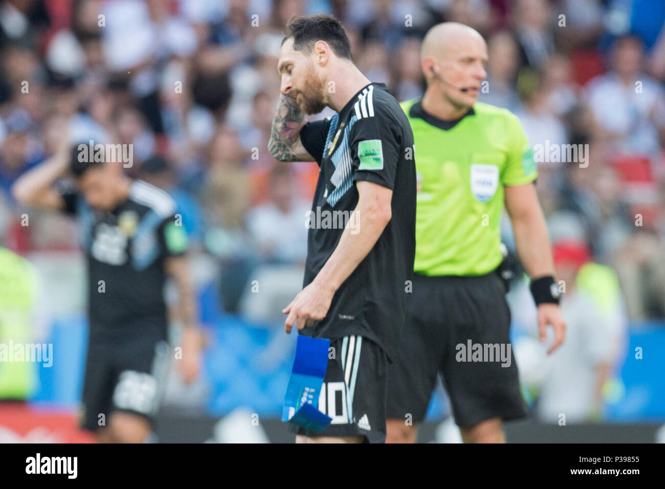 Moscow, Russland. 16th June, 2018. Lionel MESSI (ARG) touches his head after the final whistle, disappointed, showered, decapitation, disappointment, sad, frustrated, frustrated, frustratedet, gesture, gesture, half figure, half figure, Argentina (ARG) - Iceland (ISL) 1: 1, preliminary round, Group D, Game 7, on 16.06.2018 in Moscow; Football World Cup 2018 in Russia from 14.06. - 15.07.2018. | usage worldwide Credit: dpa/Alamy Live News Stock Photo
