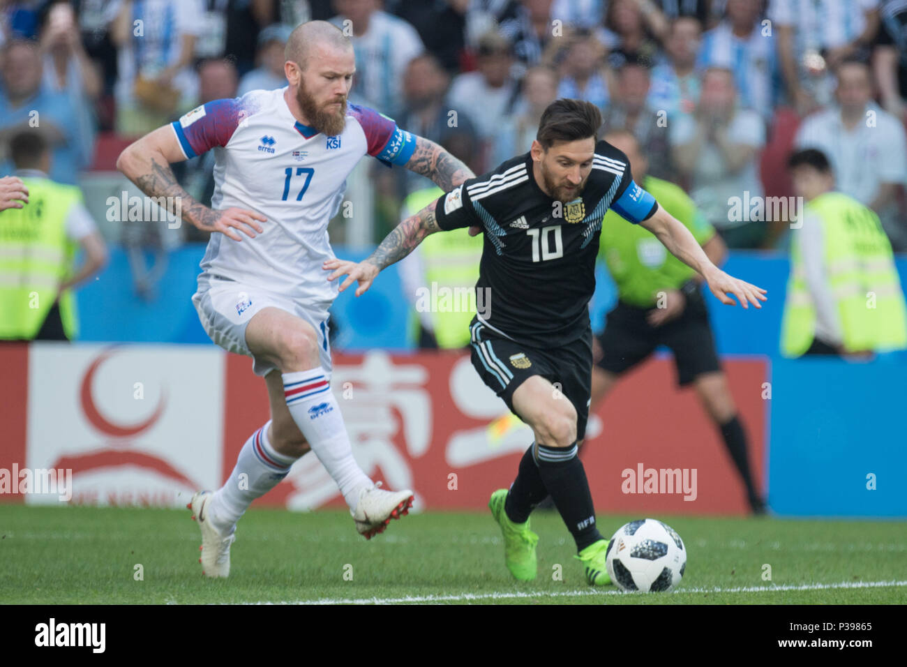 Moscow, Russland. 16th June, 2018. Aron GUNNARSSON (left, ISL) versus Lionel MESSI (ARG), action, duels, Argentina (ARG) - Iceland (ISL) 1: 1, preliminary round, Group D, match 7, on 16.06.2018 in Moscow; Football World Cup 2018 in Russia from 14.06. - 15.07.2018. | usage worldwide Credit: dpa/Alamy Live News Stock Photo