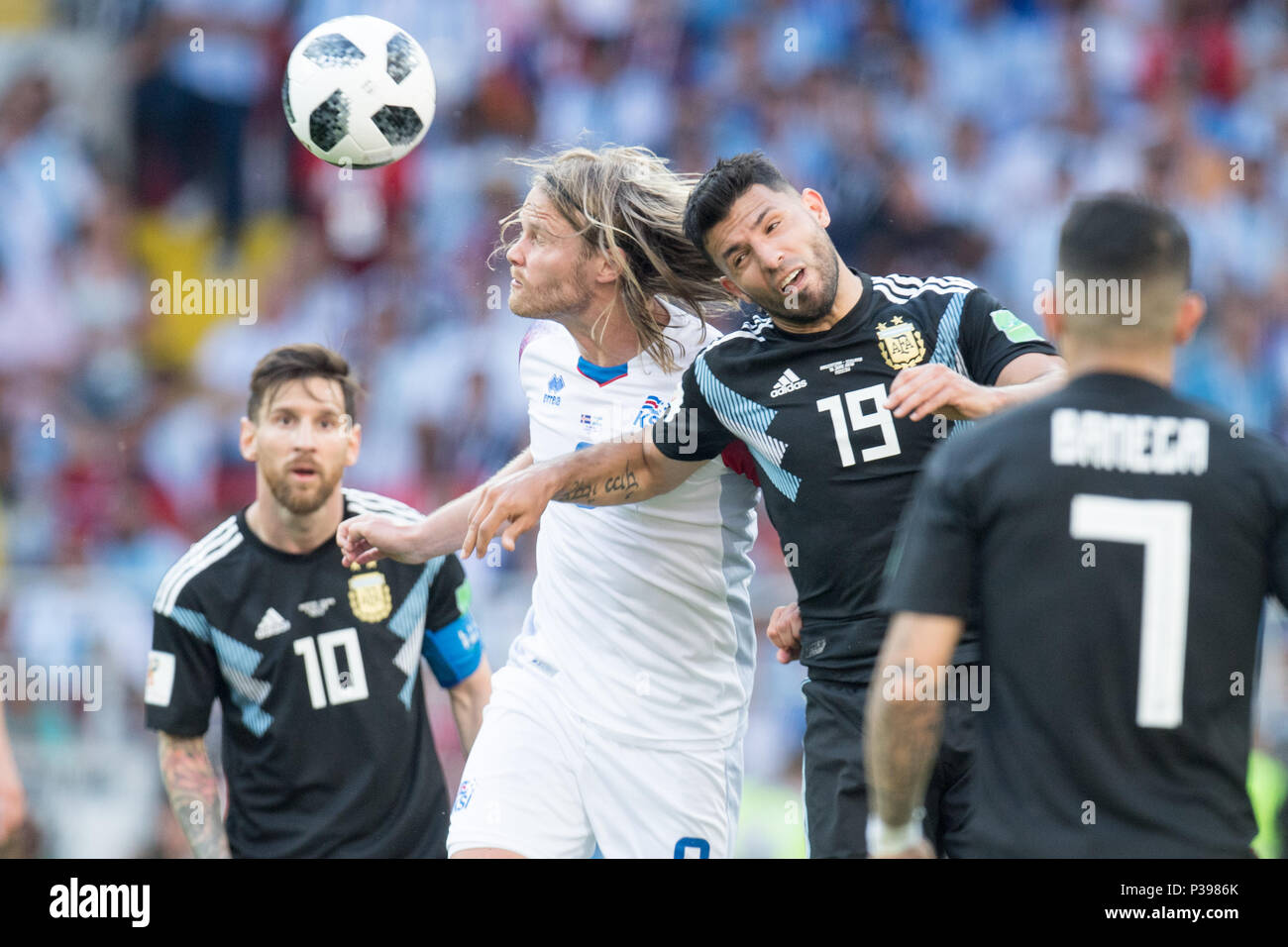 Moscow, Russland. 16th June, 2018. Birkir BJARNASON (left, ISL) versus Sergio AGUERO (ARG), action, duels, header duel, Argentina (ARG) - Iceland (ISL) 1: 1, preliminary round, Group D, match 7, on 16.06.2018 in Moscow; Football World Cup 2018 in Russia from 14.06. - 15.07.2018. | usage worldwide Credit: dpa/Alamy Live News Stock Photo