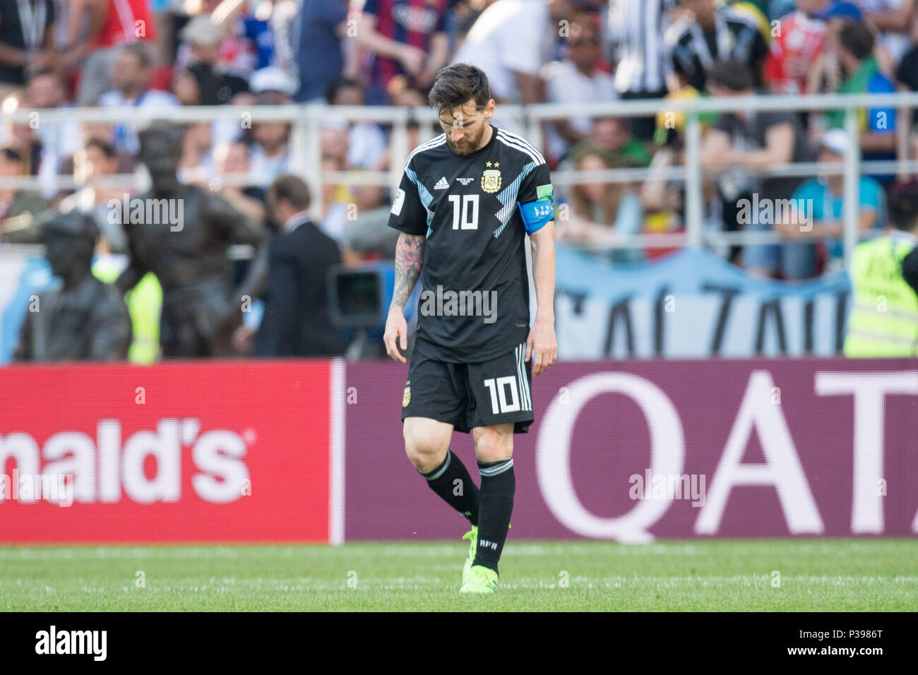 Moscow, Russland. 16th June, 2018. Lionel MESSI (ARG) is disappointed, disappointed, disappointed, disappointed, sad, frustrated, frustrated, latex, full figure, looks to ground, looks to bottom, Argentina (ARG) - Iceland (ISL) 1: 1, preliminary round, Group D, Game 7, on 16.06.2018 in Moscow; Football World Cup 2018 in Russia from 14.06. - 15.07.2018. | usage worldwide Credit: dpa/Alamy Live News Stock Photo