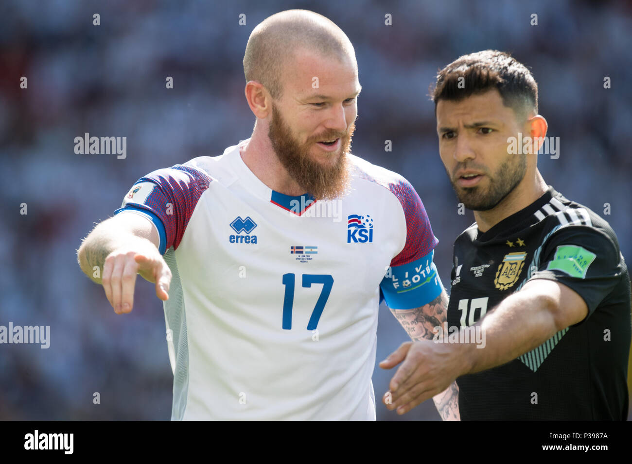 Moscow, Russland. 16th June, 2018. Aron GUNNARSSON (left, ISL) and Sergio AGUERO (ARG) are talking witheinander, talking, gesture, gesture, bust image, Argentina (ARG) - Iceland (ISL) 1: 1, preliminary round, Group D, Game 7, on 16.06.2018 in Moscow; Football World Cup 2018 in Russia from 14.06. - 15.07.2018. | usage worldwide Credit: dpa/Alamy Live News Stock Photo