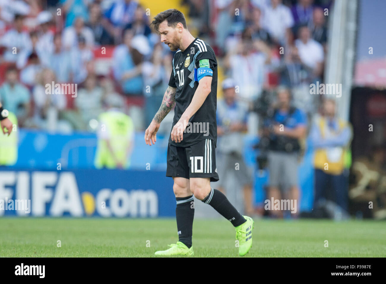 Moscow, Russland. 16th June, 2018. Lionel MESSI (ARG) is disappointed, disappointed, disappointed, disappointed, sad, frustrated, frustrated, latex, full figure, looks to ground, looks to bottom, Argentina (ARG) - Iceland (ISL) 1: 1, preliminary round, Group D, Game 7, on 16.06.2018 in Moscow; Football World Cup 2018 in Russia from 14.06. - 15.07.2018. | usage worldwide Credit: dpa/Alamy Live News Stock Photo